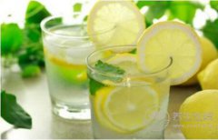 柠檬片泡水有哪些食疗功效？